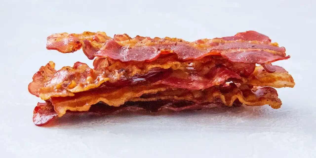 Ein Stapel knusprig gebratener Bacon-Streifen, bereit zum Genuss.