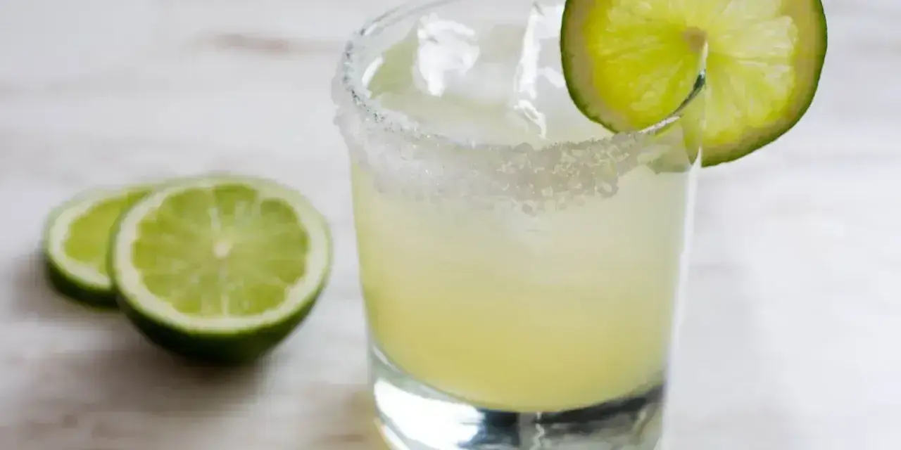 Orzeźwiająca margarita z solą na brzegu szklanki i plasterkiem limonki. Idealny przepis na margarita!
