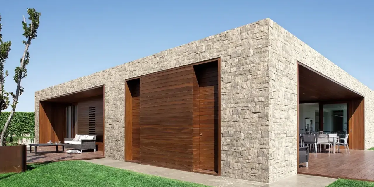 Moderna casa con facciate in pietra e inserti in legno. Un'oasi di design contemporaneo.
