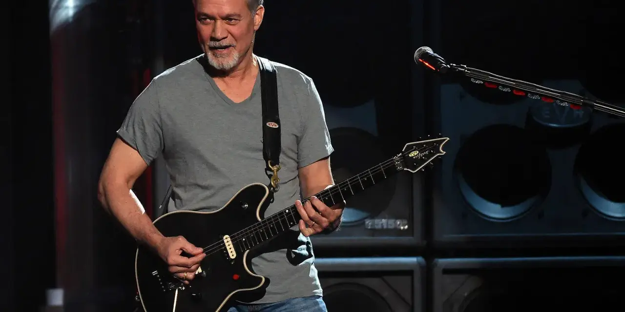 Eddie Van Halen, uznawany za najlepszego gitarzystę świata, gra na scenie.