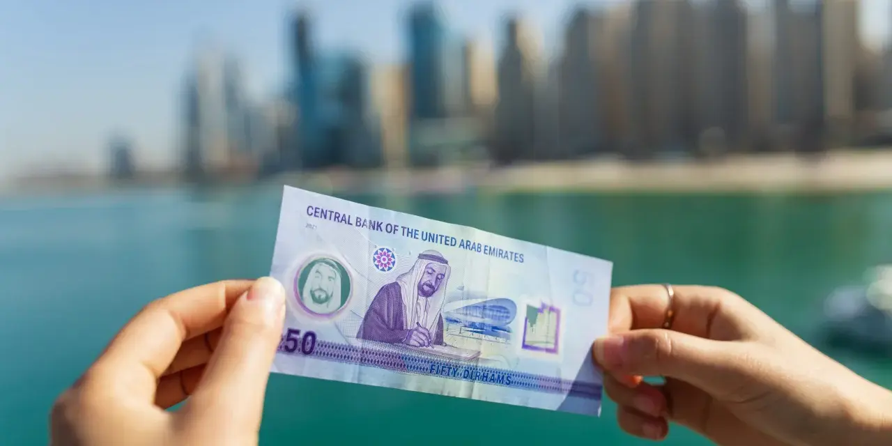 Dubaj: Waluta (AED) i płatności uniknij pułapek, płać mądrze!