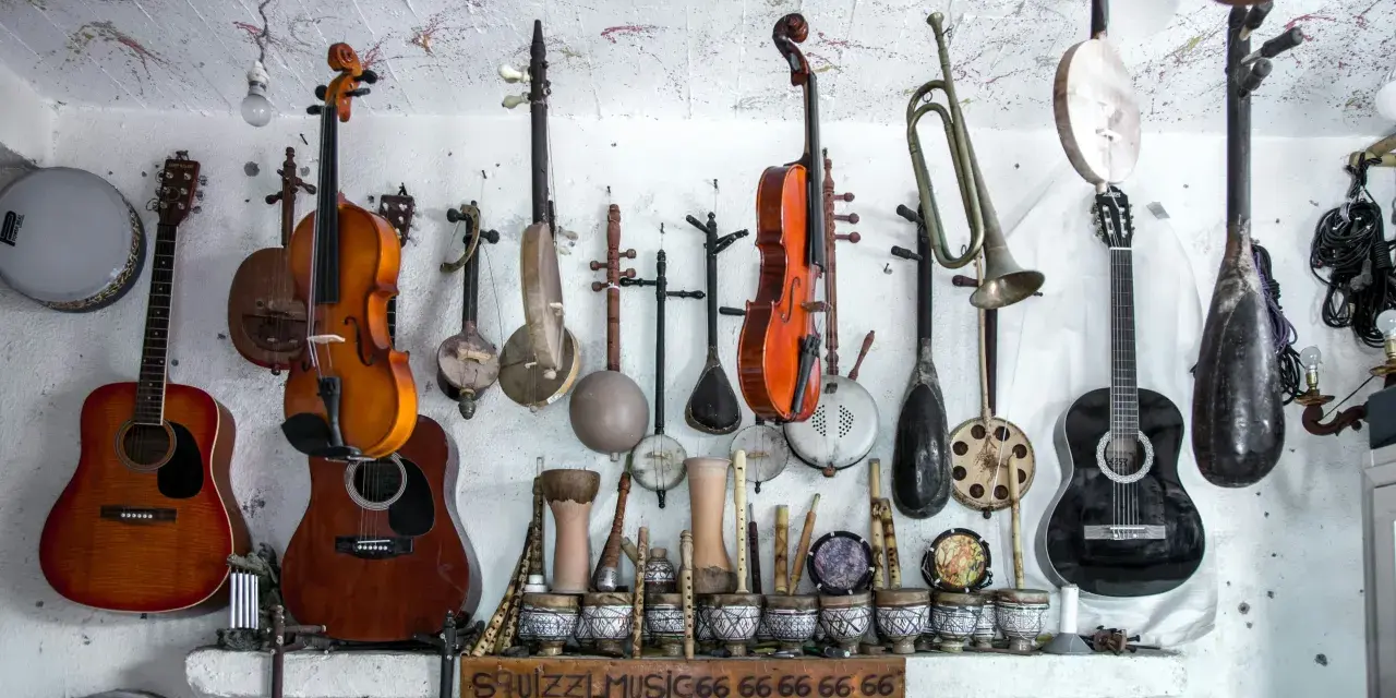 Vielfalt an Instrumenten: Gitarren, Geigen, Trommeln und mehr. Hier findet man Musik ohne Gesang, die zum Spielen einlädt.