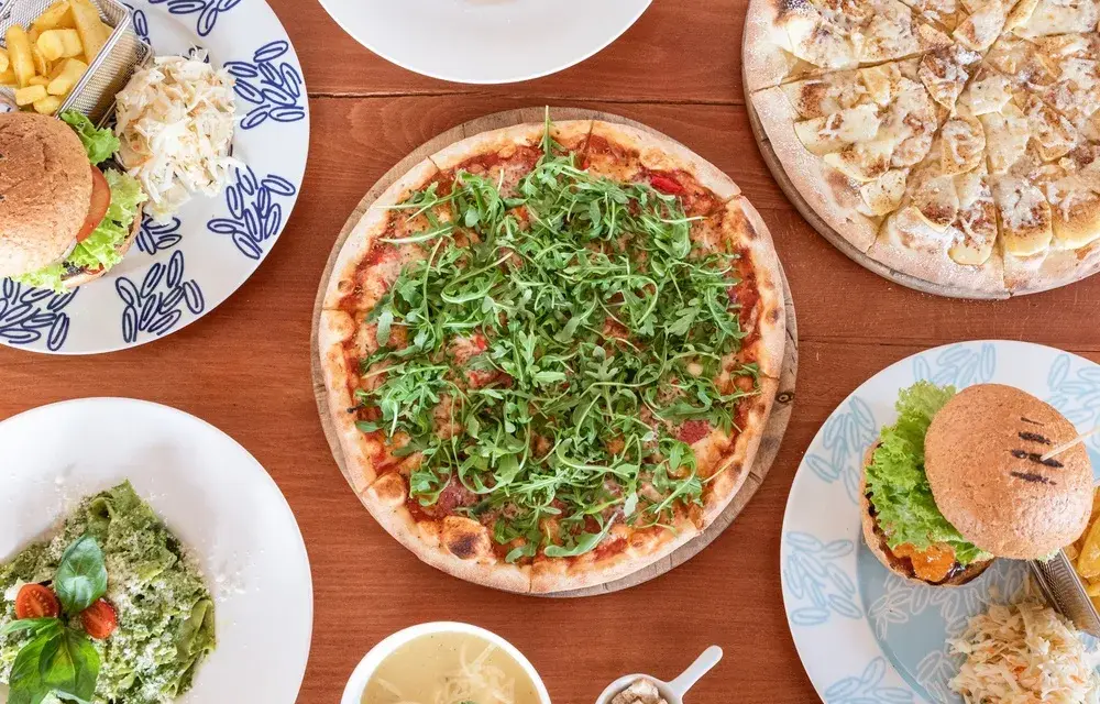 Skalny Dworek Brenna: Pełne menu, pizza z pieca i dostawa