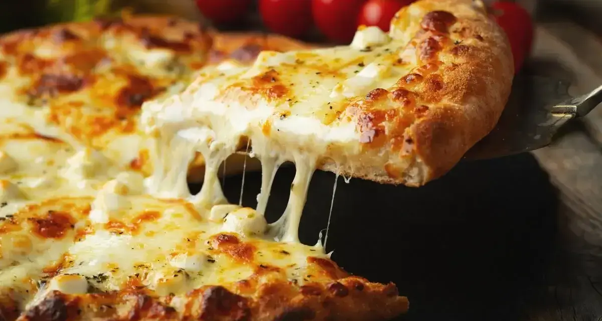 Gorąca pizza z ciągnącym się serem, idealna do pizzy, z pomidorami w tle.