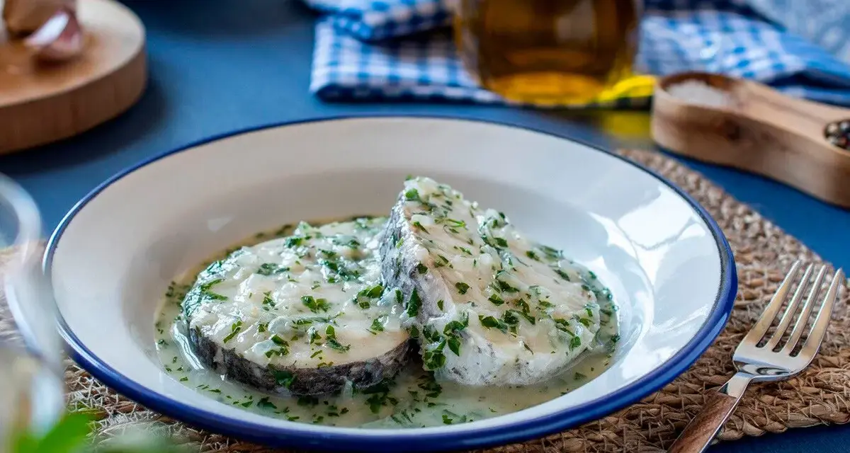 Deliciosa merluza en salsa verde, con perejil fresco picado y un toque de ajo. Un plato clásico y sabroso.