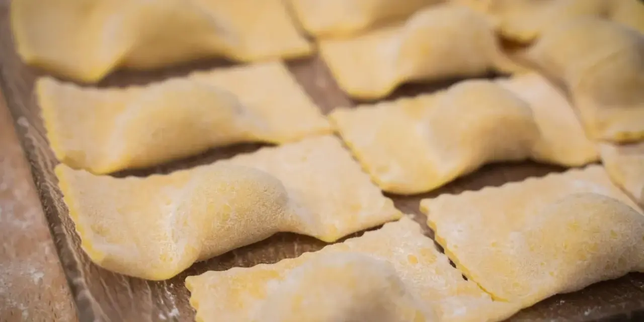 Tortelli di patate ricetta toscana: pasta fresca fatta in casa, pronta per essere cucinata e gustata.