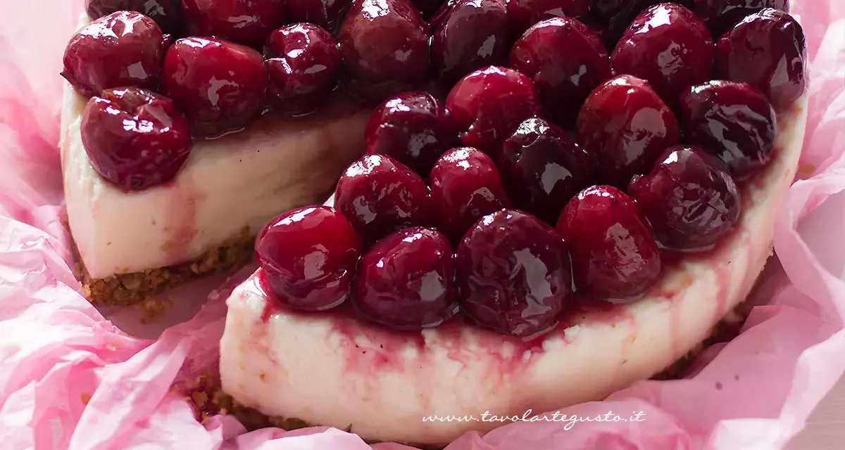 Deliziosa cheesecake alle ciliegie, con una base croccante e una crema vellutata, ricoperta da ciliegie succose e lucide.