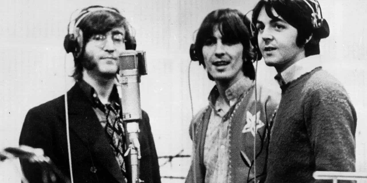 John, George und Paul im Studio, als ob sie back in the USSR wären, mit Kopfhörern und Mikrofon.