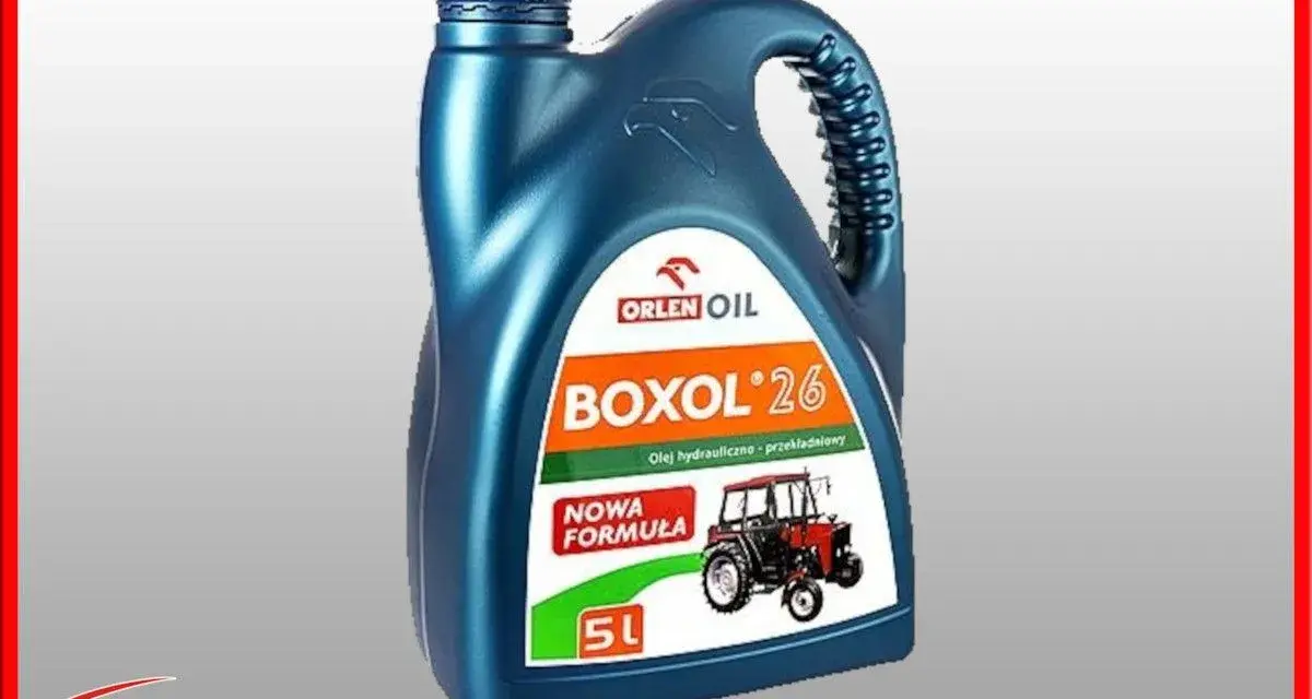Niebieski kanister oleju hydrauliczno-przekładniowego Boxol 26 Orlen Oil z wizerunkiem traktora.