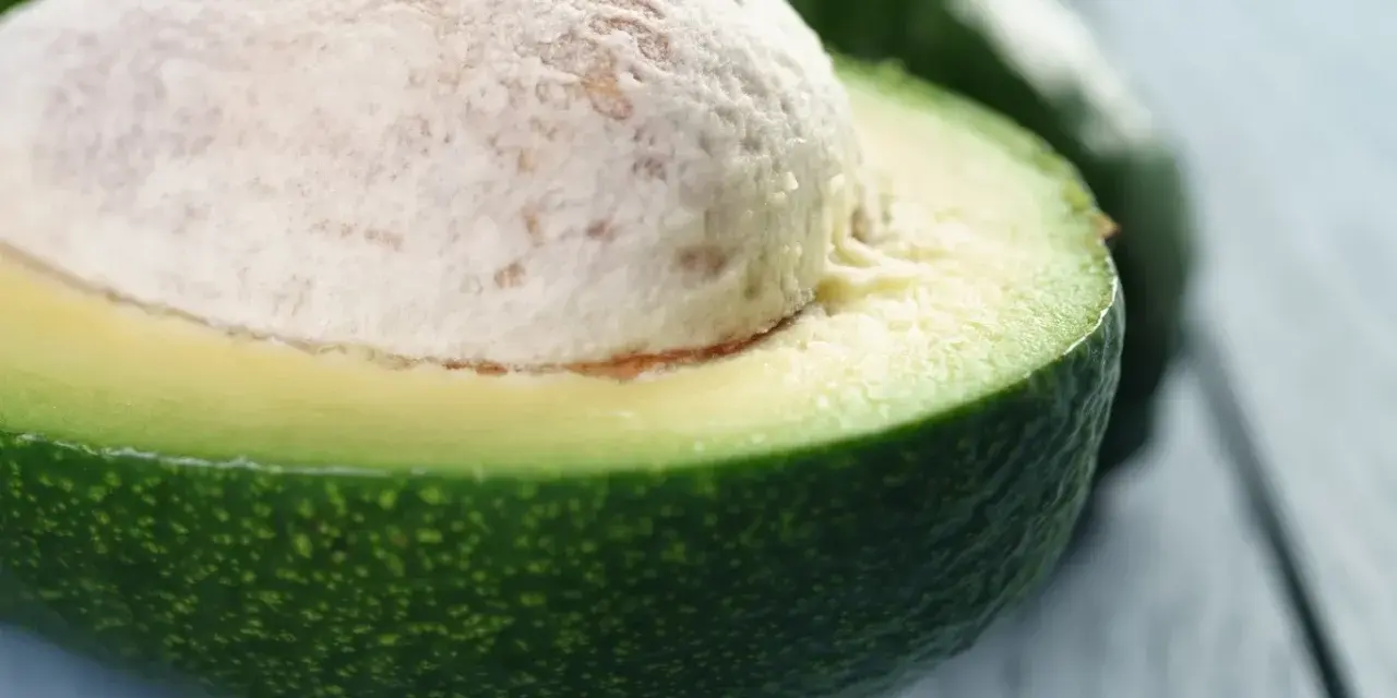 Idealny moment na guacamole, kiedy awokado jest dojrzałe. Miękki, kremowy miąższ i duża pestka.