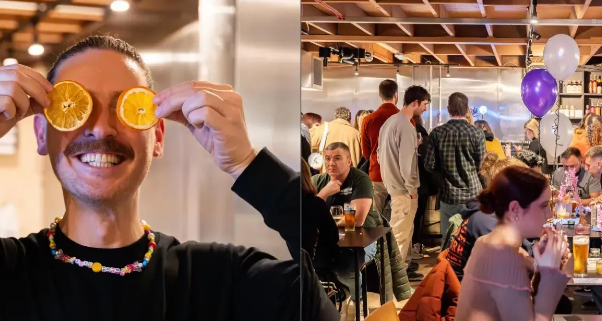 Hombre sonriente con rodajas de naranja en los ojos, en un bar con licencia de bar sin cocina, gente en mesas y globos.
