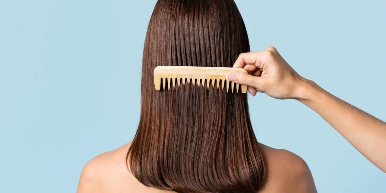 Peinando el cabello castaño para lograr un texturizado pelo perfecto.