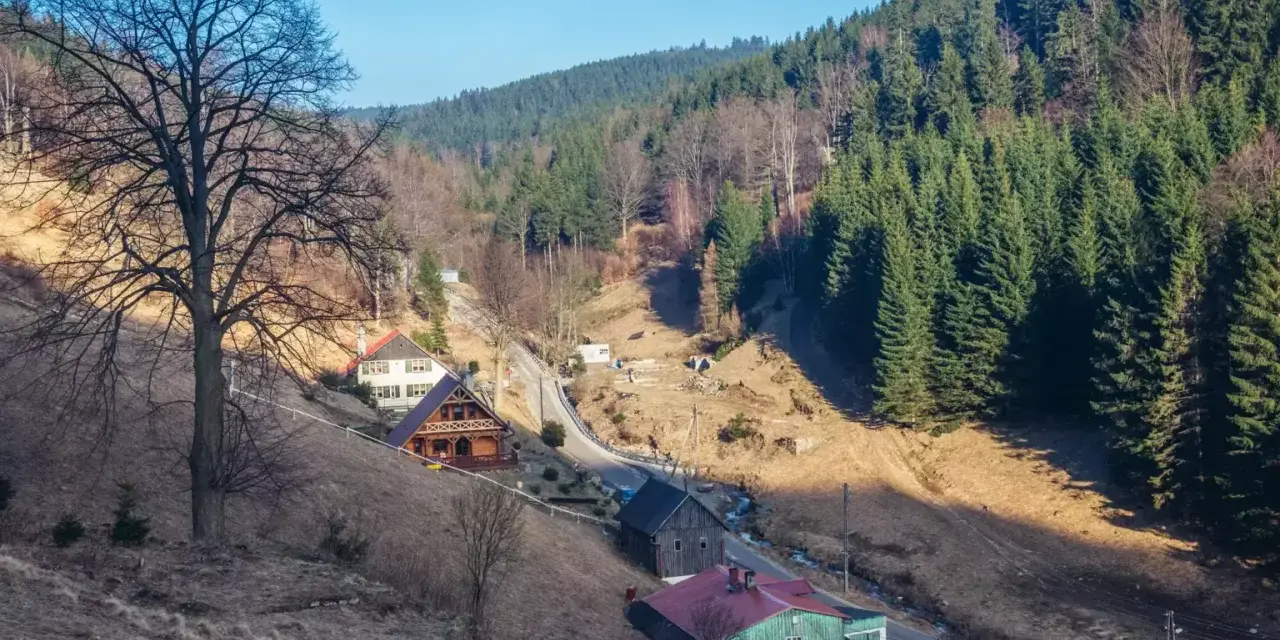 Góry Sowie zachęcają do wędrówek. Malownicze chatki i lasy wzdłuż szlaków tworzą sielski krajobraz.