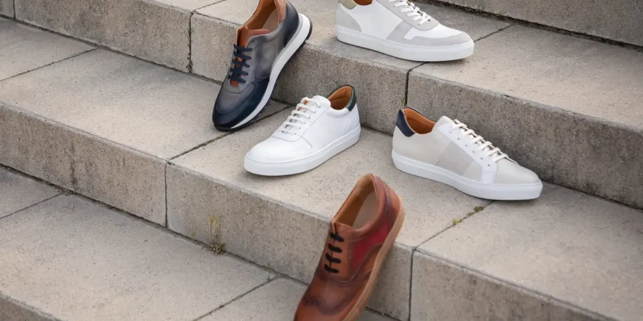 Cinque paia di scarpe eleganti, perfette per un outfit ufficio sneakers. Diverse tonalità di pelle e design moderni.