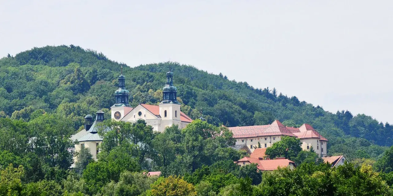 Kalwaria Zebrzydowska, malowniczo położona wśród zielonych wzgórz, to sanktuarium otoczone lasem.