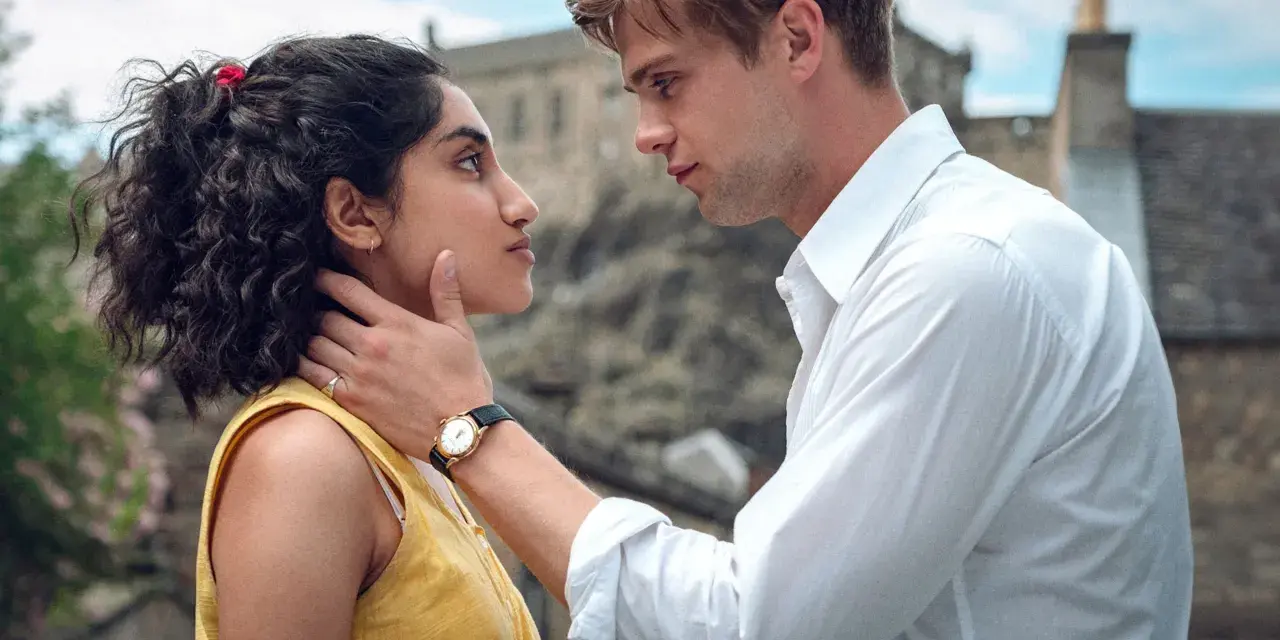 Un uomo con camicia bianca sfiora il viso di una donna con abito giallo, un momento intimo che potrebbe cambiare tutto in questa serie "One Day".