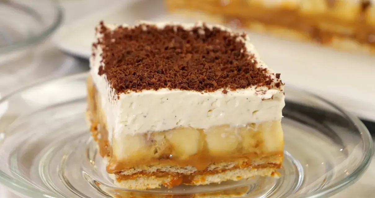 Pyszny kawałek Banoffee Pie z bananami, karmelem i bitą śmietaną, posypany czekoladą. Idealny przepis na deser.