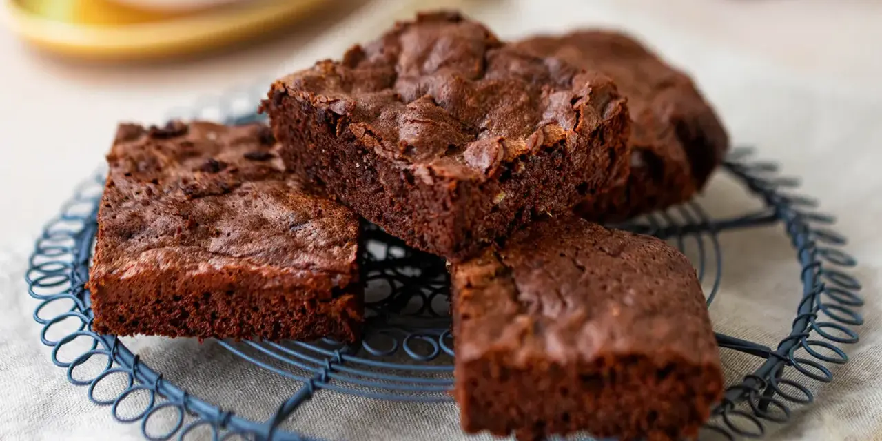 Saftige Bananen Brownies auf einem Drahtgitter, bereit zum Genießen.
