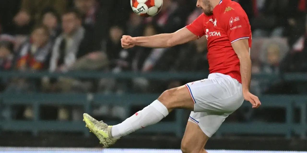 Piłkarz Wisły Kraków w akcji podczas meczu z Miedzią Legnica. Strzał na bramkę!
