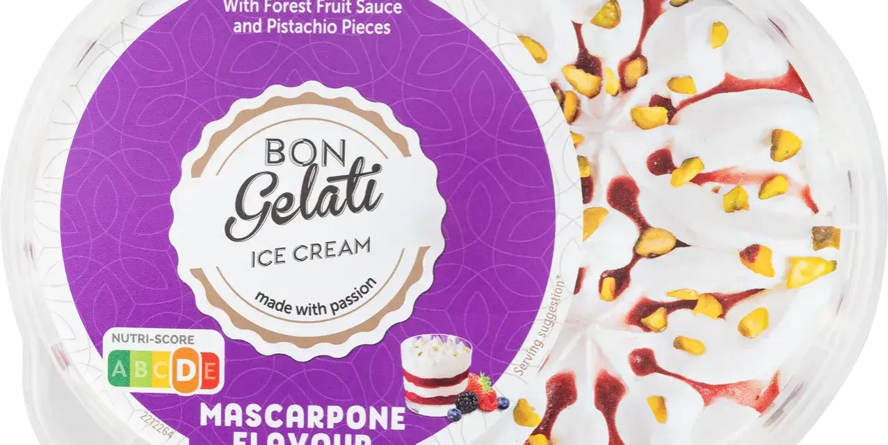 Pyszne lody w Lidlu o smaku mascarpone z sosem owocowym i pistacjami. Idealne na deser.