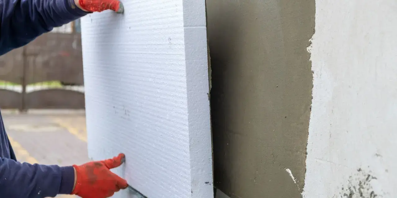 Installazione di pannelli Depron per isolamento termico. Le opinioni su questo materiale sono positive per la sua efficacia.