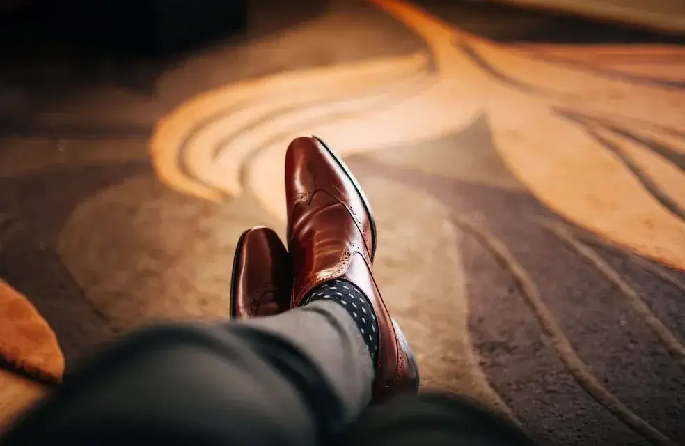 Jakie skarpetki do szarego garnituru wybrać, aby wyglądać elegancko?