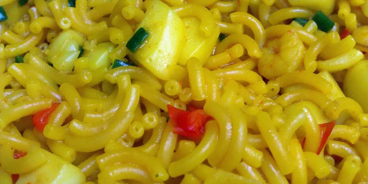 Fideuà con trozos de pimiento rojo y verde, y patata. Una deliciosa fideua receta lista para disfrutar.