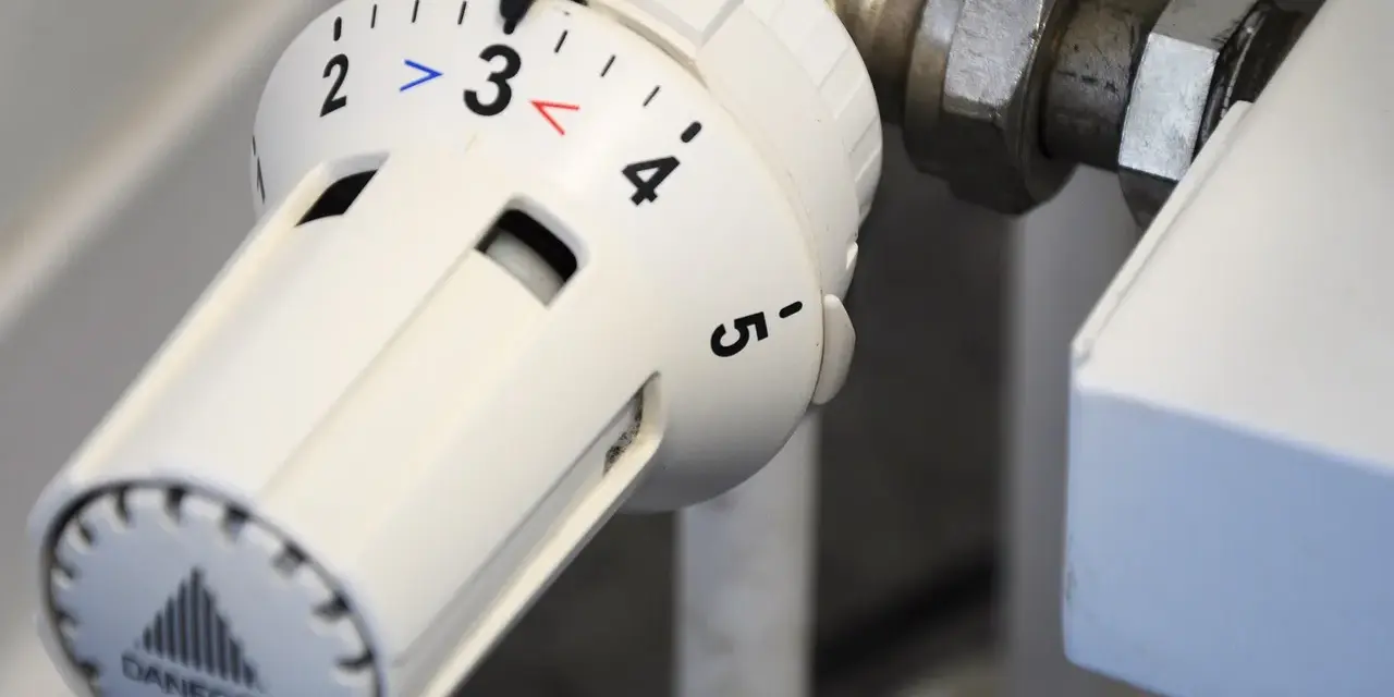 Pokrętło termostatu Danfoss ustawione na 3. To pokrętło reguluje, przy jakiej temperaturze otwiera się termostat, wpływając na ogrzewanie.