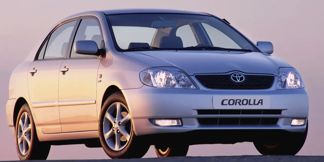 Srebrna Toyota Corolla 1.6 benzyna, idealna do miasta i na trasy. Zastanawiasz się, ile pali Toyota Corolla 1.6 benzyna? Ten model oferuje rozsądne spalanie.