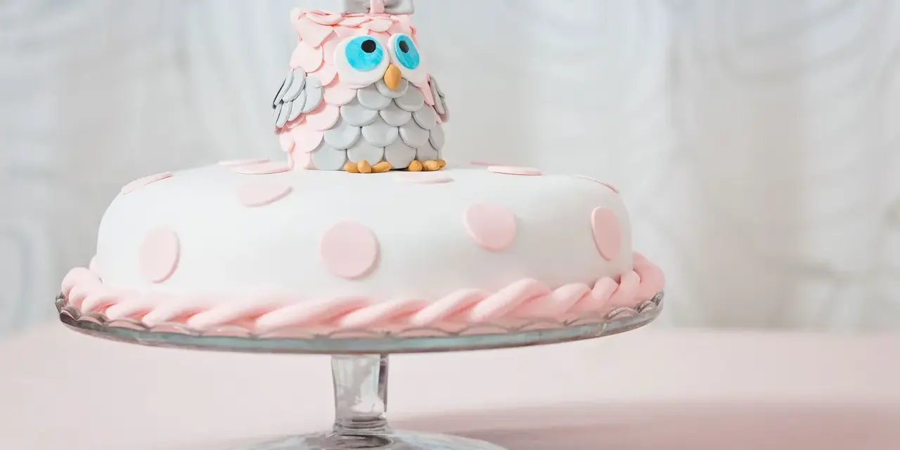 Perfekcyjna masa cukrowa na tort: Sekrety gładkiego wykończenia