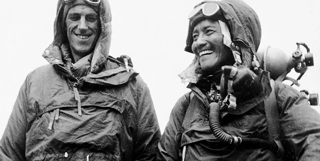 Triumf! Edmund Hillary i Tenzing Norgay po pierwszym zdobyciu Mount Everest. Uśmiechnięci zdobywcy w sprzęcie tlenowym.