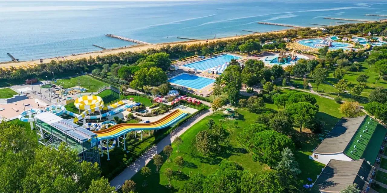Wasserspaß am Meer: Pools, Rutschen und Grünflächen. Ein Traum für Familien, der **beste Campingplatz Italien** bietet.