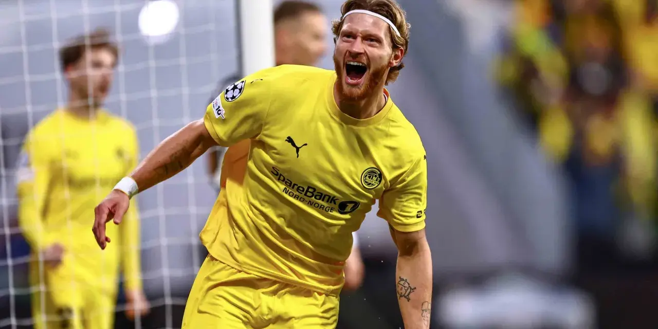 Jugador del Bodø/Glimt celebra un gol con euforia. Su equipo lucha por buenas posiciones.