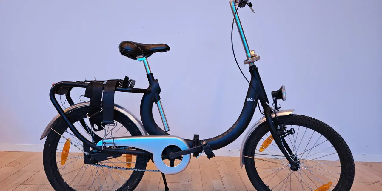 Svart dam cykel med pakethållare och reflexer. Perfekt för stadspendlaren som vill ha en smidig och praktisk cykel.