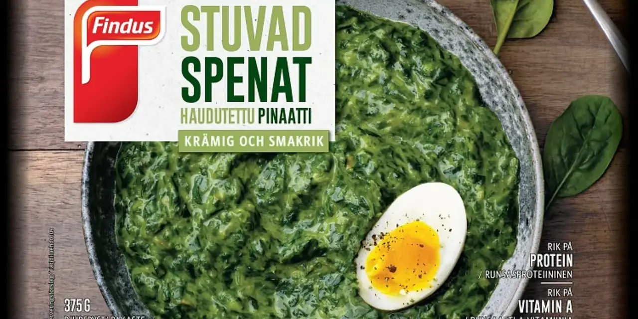 En skål med krämig stuvad spenat, toppad med ett halvt kokt ägg. Findus logotyp syns tydligt.