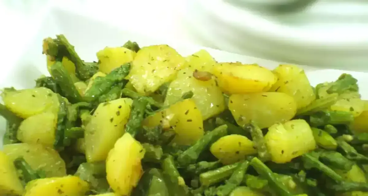 Patatas y espárragos verdes salteados, una de las recetas de esparragos verdes más sencillas y deliciosas.
