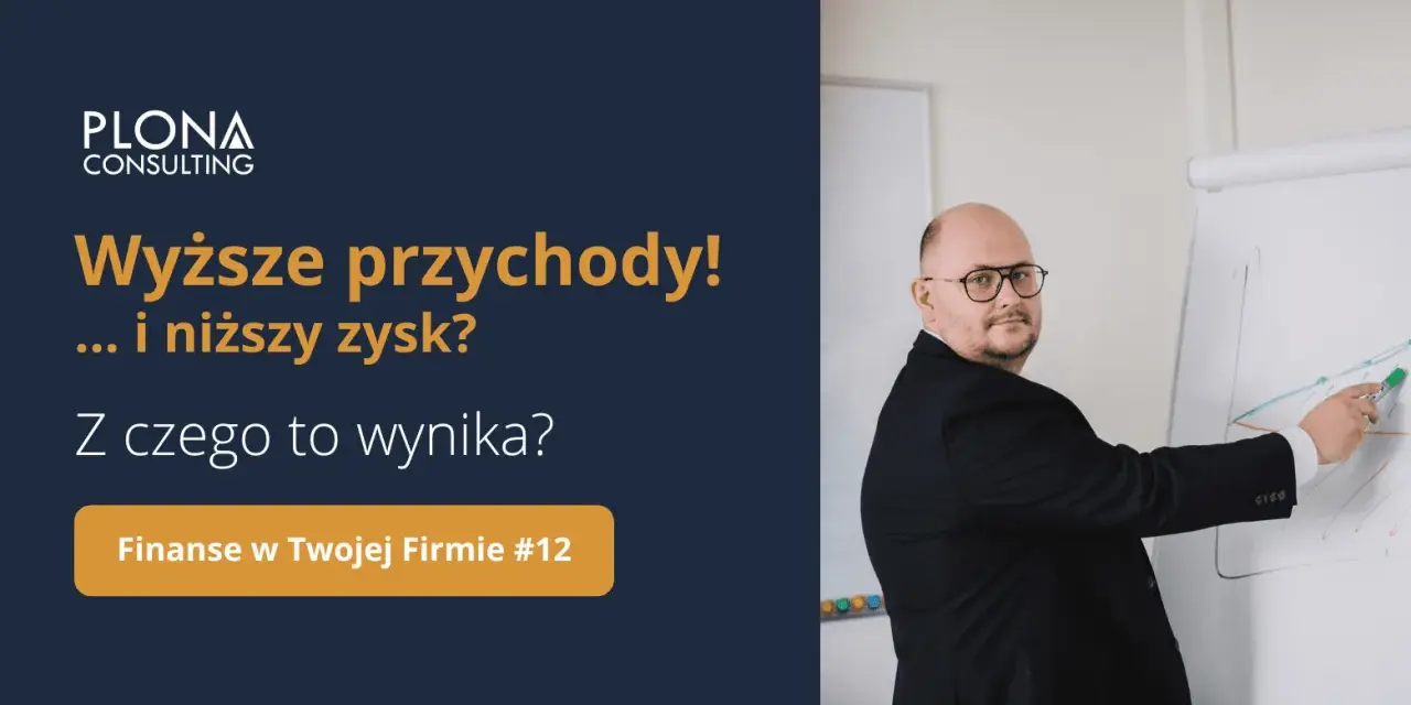 Mężczyzna w garniturze tłumaczy na tablicy wykres, jak wyższe przychody mogą nie oznaczać wyższego zysku.