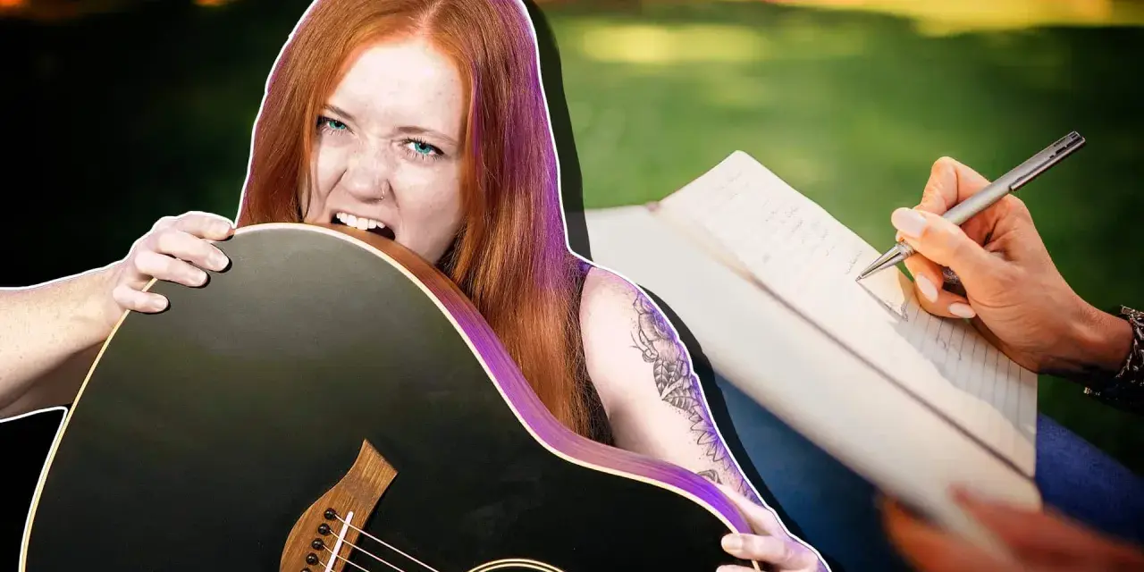 Rote Haare, Gitarre im Mund, während eine Hand Noten für die Songstruktur schreibt.