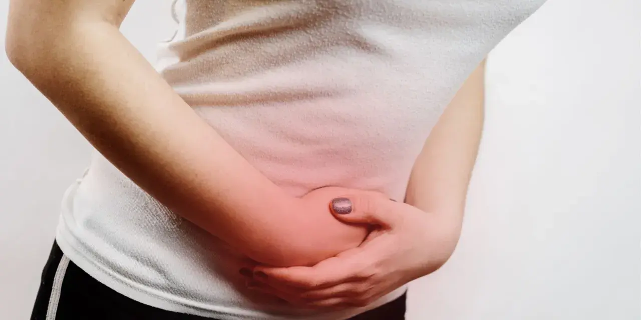 Dolore addominale, un segno dei primi mesi di gravidanza.