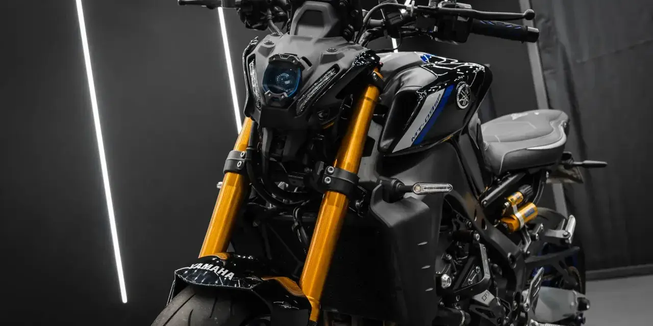 Yamaha MT-09 pronta per il lavaggio moto, con forcelle dorate brillanti e dettagli neri aggressivi.