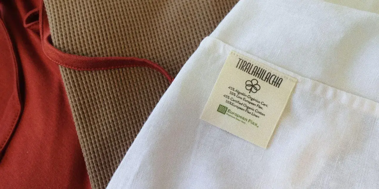 Etiqueta de tela que explica que es el lino, con 55% de lino European Flax y 45% de algodón orgánico.