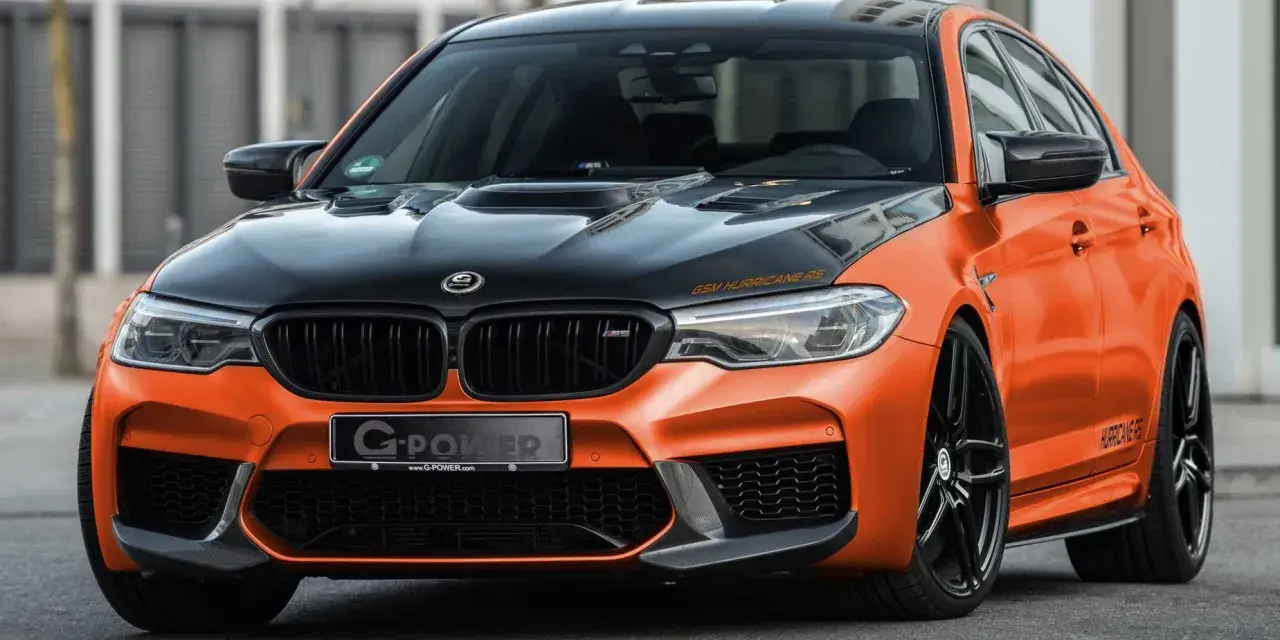 Pomarańczowe BMW M5 G-Power Hurricane RS z czarną maską i felgami.