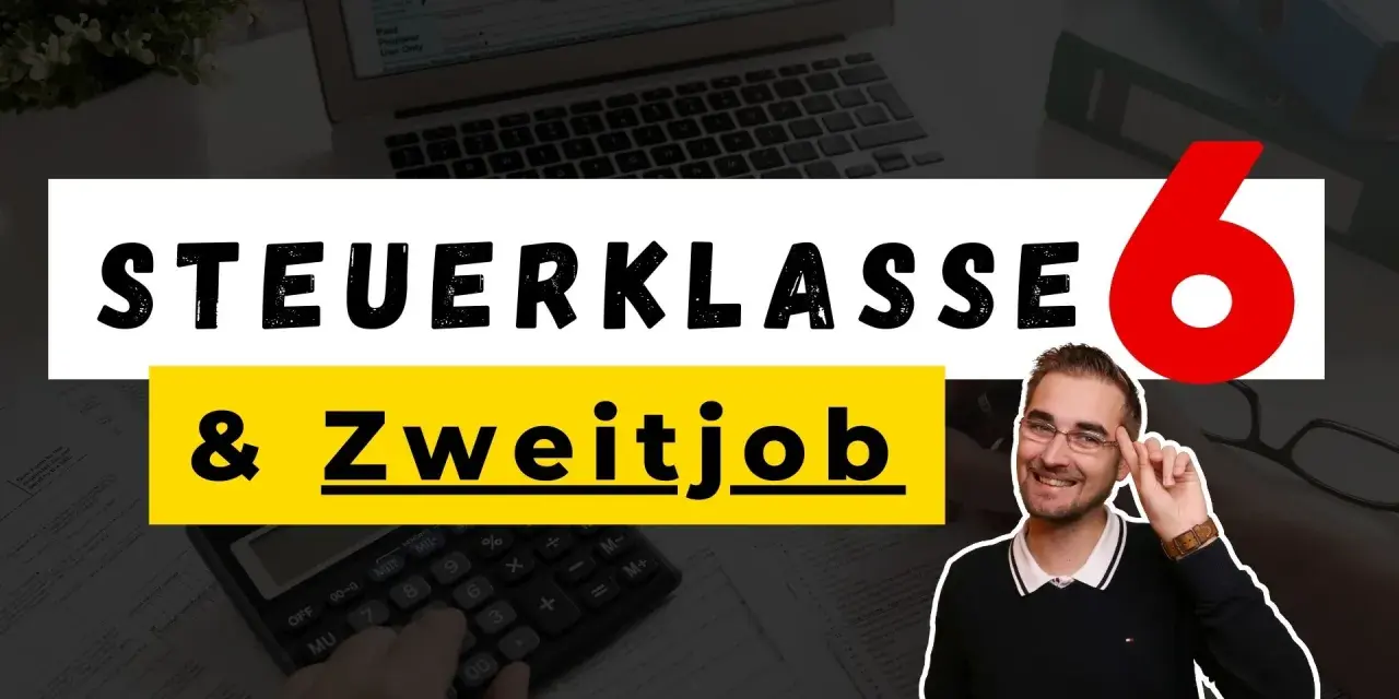 Steuerklasse 6 und Zweitjob: Ein Mann mit Brille erklärt die Steuerklasse 6, während im Hintergrund ein Taschenrechner und Formulare liegen.