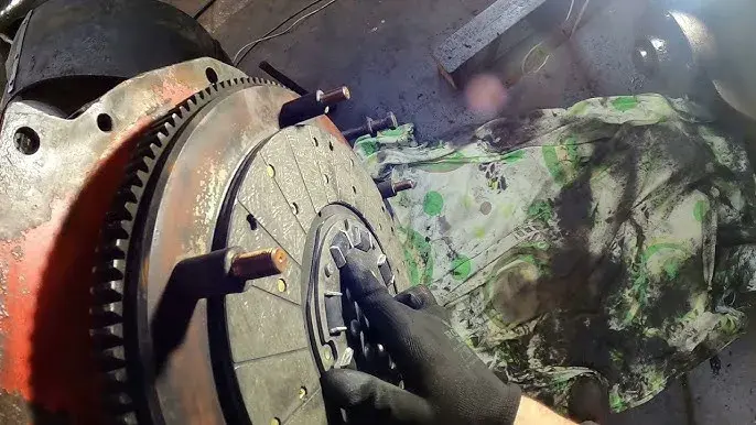 Wymiana tarczy sprzęgła: Poradnik DIY. Jak uniknąć kosztownych błędów?