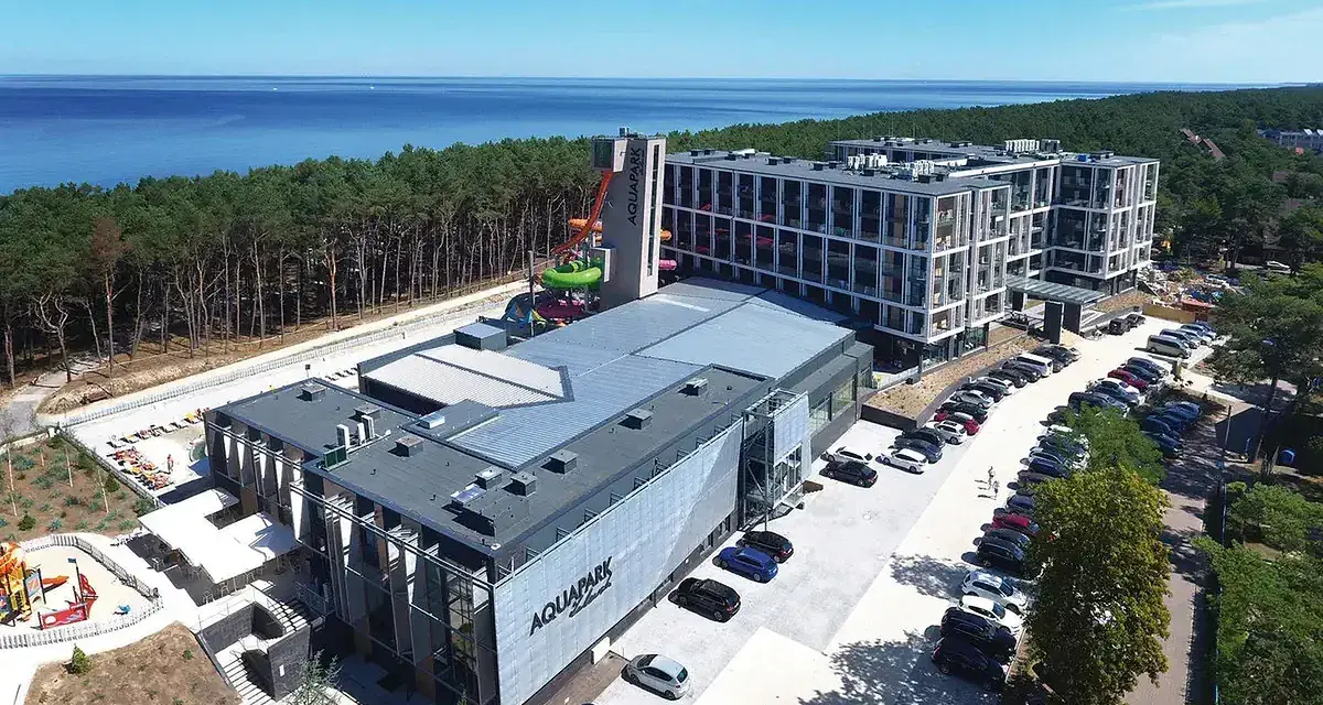 Nowoczesny aquapark i hotel z widokiem na morze. Idealne tanie noclegi nad morzem blisko plaży dla rodzin z dziećmi.