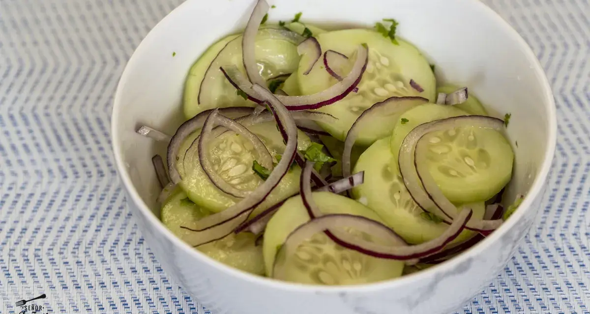 Ensalada refrescante de pepino y cebolla morada, perfecta para tus recetas con pepino.