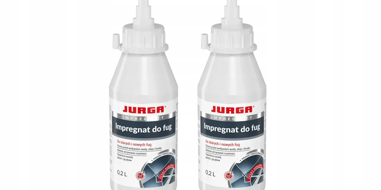Dwie butelki impregnatu do fug Jurga. Produkt chroni przed wodą, olejem i brudem, ułatwiając czyszczenie. Jak nakładać? Zobacz instrukcję na opakowaniu.