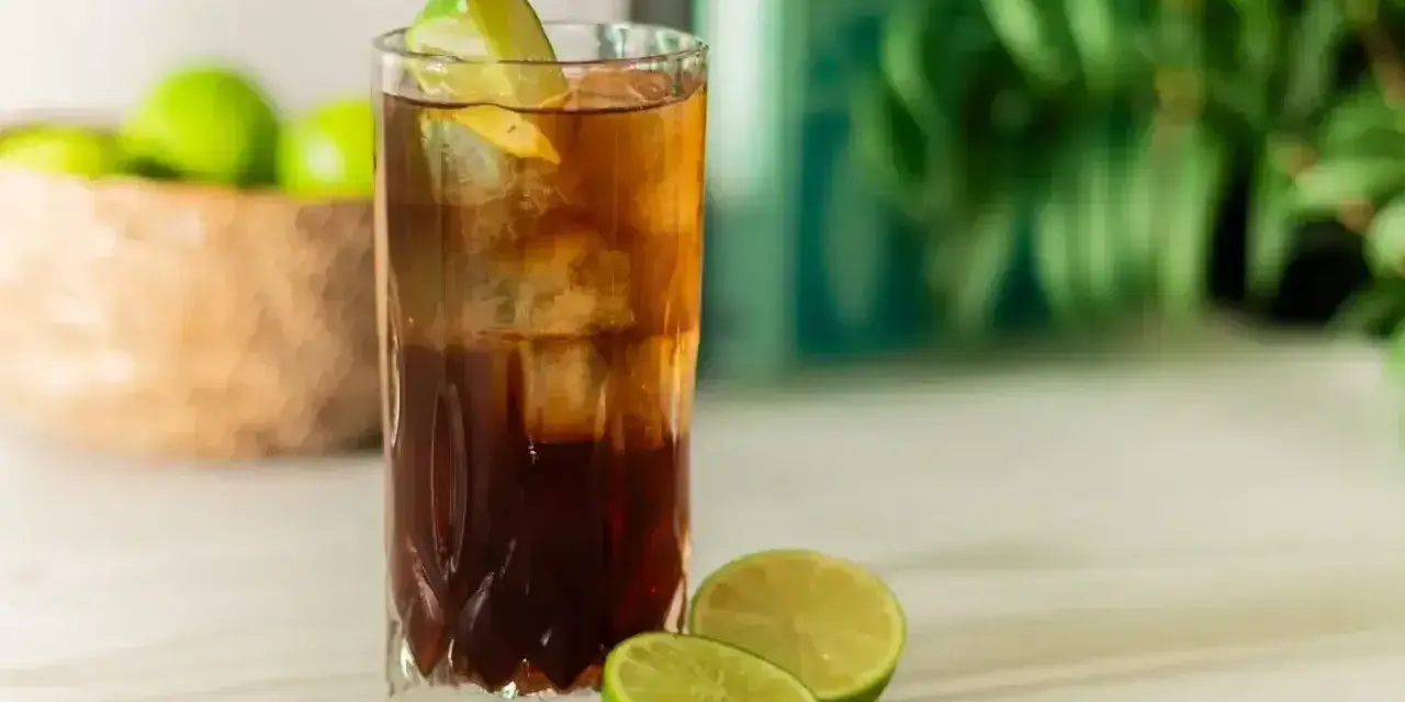 Idealny drink na upalne dni: Cuba Libre przepis. Orzeźwiający rum z colą i limonką, podany z lodem.