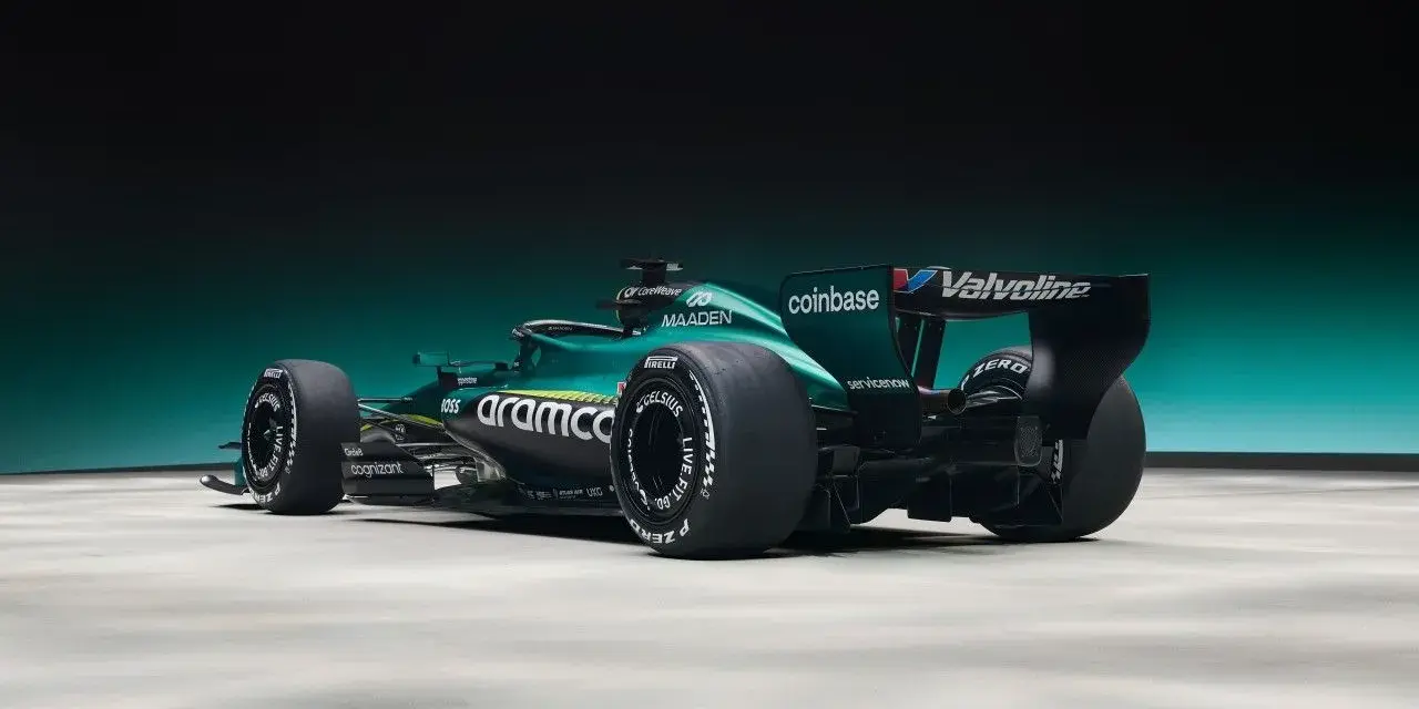 El Aston Martin AMR26, un coche de Fórmula 1 verde esmeralda, listo para la velocidad.