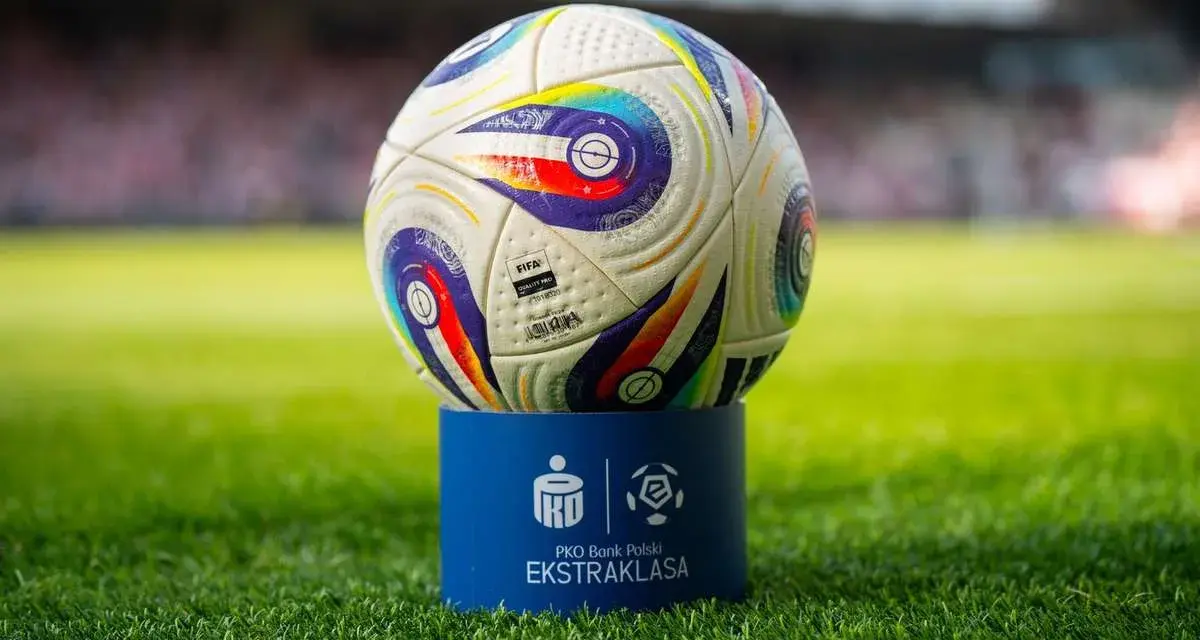 Piłka do gry na tle stadionu. Czy to zapowiedź emocjonującego meczu PKO Bank Polski Ekstraklasa w TVP Sport?